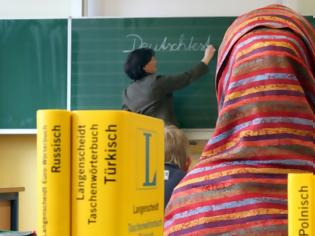 Φωτογραφία για Γερμανία: Επιτράπηκε σε 16χρονη να πάει στο σχολείο με νικάμπ - Αντιπαράθεση για την εμφάνιση μουσουλμάνων μαθητριών