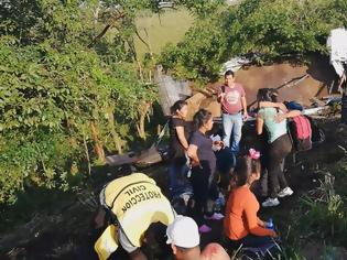 Φωτογραφία για Μεξικό: Ένας νεκρός και 81 τραυματίες από ανατροπή φορτηγού με μετανάστες