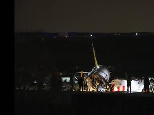 Φωτογραφία για Κωνσταντινούπολη: Αεροπλάνο κόπηκε στα τρία - Δεκάδες τραυματίες (video)