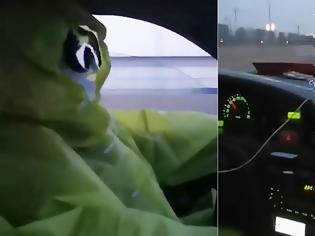 Φωτογραφία για Κορονοϊός: Κινέζος ταξιτζής φορά ολόσωμη στολή και μάσκα ψαροντουφεκά να μην κολλήσει (video)