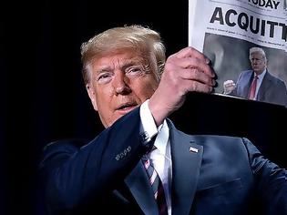 Φωτογραφία για Τραμπ: Πανηγύρισε την αθώωσή του επιδεικνύοντας τους τίτλους των εφημερίδων