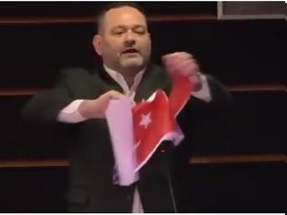 Φωτογραφία για Πώς σχολίασε ο Ερντογάν το σκίσιμο της σημαίας από τον Λαγό...
