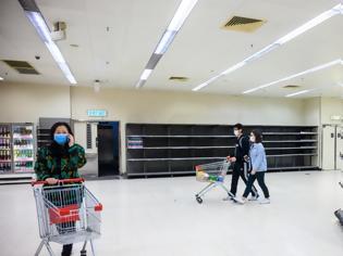 Φωτογραφία για Κορωνοϊός: Καταναλωτές στο Χονγκ Κονγκ αγοράζουν μαζικά χαρτί υγείας και άλλα είδη