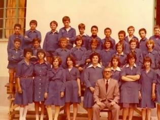 Φωτογραφία για Σαν σήμερα το 1982 το ΠΑΣΟΚ που μόλις προ 3μηνου ανέλαβε την εξουσία καταργεί την σχολική ποδιά
