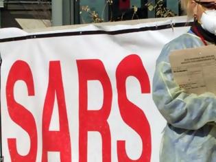 Φωτογραφία για SARS: Ο Με­γά­λος α­δελ­φός φο­ρά ια­τρι­κή μά­σκα