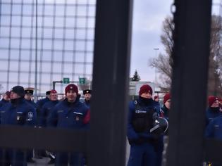 Φωτογραφία για Σερβία: Η αστυνομία απομάκρυνε τους μετανάστες που είχαν αποκλείσει τα σύνορα με την Ουγγαρία
