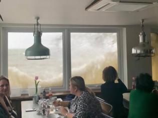 Φωτογραφία για Κύματα «χτυπάνε» εστιατόριοκαι εγκλωβίζουν τους πελάτες
