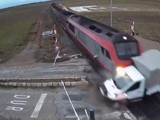 Φωτογραφία για Σοκαριστικό βίντεο με τρένο να παρασύρει φορτηγό στην Τουρκία