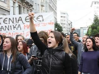 Φωτογραφία για Μαθητικό συλλαλητήριο στα Προπύλαια : Όχι στην εξίσωση των πτυχίων Κολεγίων - ΑΕΙ