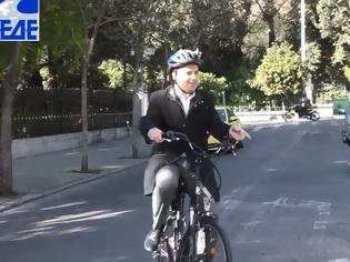 Φωτογραφία για Με ηλεκτρικό ποδήλατο στο Μαξίμου ο πρόεδρος της ΚΕΔΕ (video)