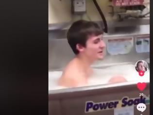 Φωτογραφία για Υπάλληλος fast food έκανε μπάνιο στο νιπτήρα που πλένουν τα πιάτα (video)