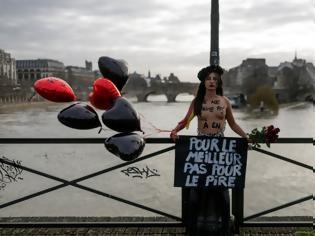 Φωτογραφία για Γυμνόστηθες Femen αλυσοδέθηκαν σε γέφυρα στο Παρίσι - «Σταματήστε τις γυναικοκτονίες!»