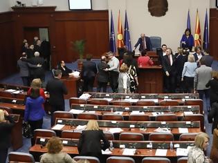 Φωτογραφία για Βόρεια Μακεδονία: Διαλύθηκε η Βουλή -Πρόωρες βουλευτικές εκλογές στις 12 Απριλίου