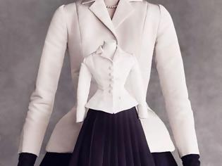 Φωτογραφία για Η ιστορία πίσω από το πιο εμβληματικό ρούχο του οίκου Dior Κλείνει φέτος 73 χρόνια...