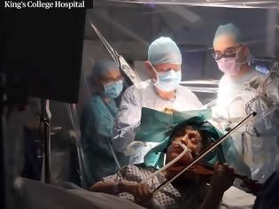 Φωτογραφία για Συγκλονιστικό ΒΙΝΤΕΟ: Έπαιζε βιολί κατά τη διάρκεια επέμβασης για αφαίρεση όγκου από τον εγκέφαλο