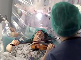 Φωτογραφία για Έπαιζε βιολί ενώ της αφαιρούσαν όγκο από το κεφάλι της για ελέγχουν το χειρουργείο