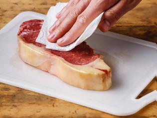 Φωτογραφία για Ψήσιμο κρέατος: Ο απαράβατος κανόνας που προτείνουν όλοι οι έμπειροι σεφ αλλά εμείς αγνοούμε