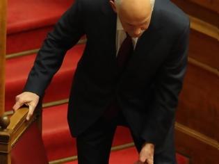 Φωτογραφία για Ο Γ. Λοβέρδος περιγράφει την τούμπα του Γ. Παπανδρέου στη Βουλή: «Ακούστηκε ένα “μπαμ” και έπεσε από το έδρανο» (video)
