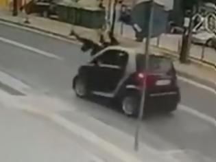 Φωτογραφία για Σοκαριστικό βίντεο στο Ρέθυμνο: Αυτοκίνητο «εκτοξεύει» μητέρα και παιδί -Ευτυχώς δεν υπήρξαν θύματα