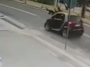 Φωτογραφία για Βίντεο σοκ: Η στιγμή που αυτοκίνητο χτυπάει μητέρα και παιδί σε δρόμο