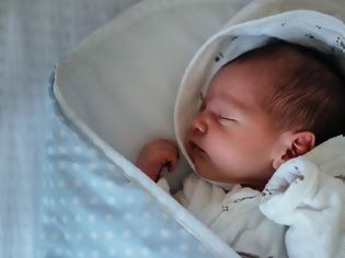 Φωτογραφία για Το επικίνδυνο λάθος στον ύπνο του μωρού που κάνουν πολλοί γονείς