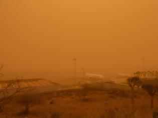 Φωτογραφία για Απόκοσμες εικόνες στα Κανάρια Νησιά: «Κόκκινος» ο ουρανός από την αφρικανική σκόνη