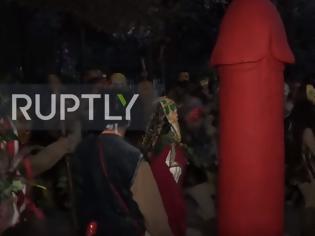 Φωτογραφία για Βγήκαν βόλτα με γιγάντιους φαλλούς στη σκιά της Ακρόπολης - Δείτε βίντεο