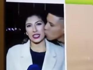 Φωτογραφία για Φίλησε ρεπόρτερ on air και καταδικάστηκε για σεξουαλική παρενόχληση