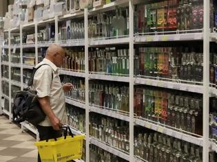 Φωτογραφία για Οι αρχές καταστρέφουν 37.000 μπουκάλια νοθευμένης βότκας