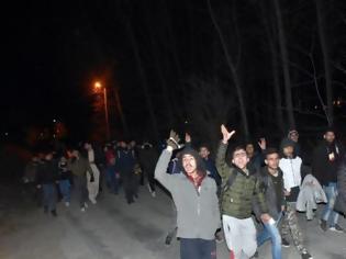 Φωτογραφία για Τουρκικά ΜΜΕ: Βίντεο με δεκάδες πρόσφυγες να περνούν ελεύθερα στα σύνορα με την Ελλάδα