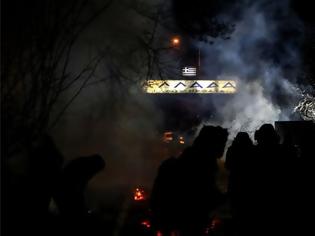 Φωτογραφία για Ολονύχτια ένταση στον Έβρο: Φωτιές και συγκρούσεις με μετανάστες στα σύνορα
