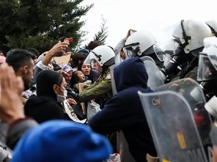Φωτογραφία για Έβρος: Πάνω από 3.000 μετανάστες στις Καστανιές - Πετούσαν πέτρες και φλεγόμενα ξύλα στους αστυνομικούς