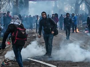 Φωτογραφία για Τούρκοι αστυνομικοί πετούν δακρυγόνα προς την ελληνική πλευρά