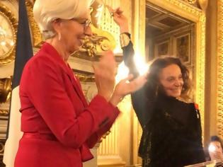 Φωτογραφία για H Diane von Furstenberg βραβεύεται με το μετάλλιο της Λεγεώνας της Τιμής
