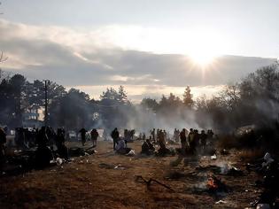Φωτογραφία για Έβρος: Συγκεντρώνεται κόσμος στις Καστανιές - Φωνάζουν «μπράβο πατρίδα» στους στρατιώτες