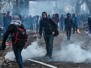 Φωτογραφία για Καστανιές Έβρου: Τούρκοι αστυνομικοί ρίχνουν δακρυγόνα στην ελληνική πλευρά των συνόρων!