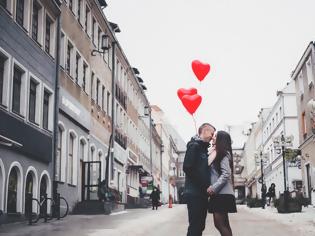 Φωτογραφία για Κορωνοϊός: Ο υπουργός Υγείας της Ελβετίας συνιστά να αποφεύγονται τα φιλιά