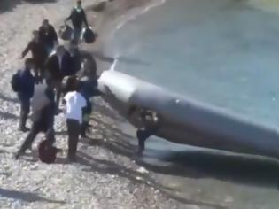 Φωτογραφία για Μέλη τουρκικών αρχών μεταφέρουν βάρκα μεταναστών πριν το ταξίδι στην Ελλάδα