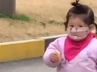 Φωτογραφία για Γλυκύτατο κοριτσάκι προσπαθεί να φάει μπισκότο φορώντας... ιατρική μάσκα (video)