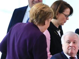 Φωτογραφία για Ο υπουργός Εσωτερικών της Γερμανίας αρνήθηκε να κάνει χειραψία με τη Μέρκελ