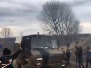 Φωτογραφία για Έβρος: Τούρκοι στρατιώτες «επευφημούν» μετανάστες που πετάνε πέτρες. Ξυπνήστε, έχουμε πρόβα πολέμου (Video)
