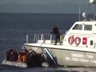 Φωτογραφία για Σαντορινιός: Βίντεο δείχνουν σκάφη του Λιμενικού να απωθούν βίαια βάρκες μεταναστών