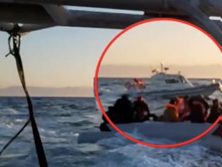 Φωτογραφία για Βίντεο-ντοκουμέντο: Η τουρκική ακταιωρός που συνοδεύει τη βάρκα πριν ανατραπεί - Ένα νεκρό παιδί