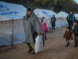 Φωτογραφία για Παραμένουν στο λιμάνι Μυτιλήνης δεκάδες πρόσφυγες και μετανάστες
