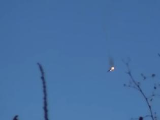 Φωτογραφία για Βίντεο: Συριακό αεροσκάφος πλήττεται από τουρκικά πυρά - Γλίτωσαν με αλεξίπτωτα οι πιλότοι