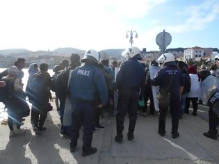 Φωτογραφία για Λέσβος: Εκατοντάδες μετανάστες στο λιμάνι της Μυτιλήνης λόγω fake news..