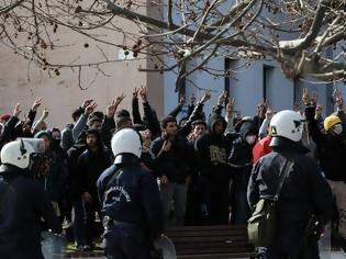 Φωτογραφία για Τα ΜΑΤ διώχνουν μετανάστες από το κέντρο της Μυτιλήνης