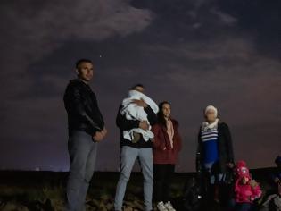 Φωτογραφία για Μεταναστευτικό - ανθρώπινες ιστορίες: Σύροι πρόσφυγες πέρασαν τα νερά του Έβρου, αναζητώντας τ’ όνειρο