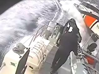 Φωτογραφία για Βίντεο: Οι Τούρκοι προκαλούν στο Αιγαίο - Η τουρκική ακτοφυλακή παρεχνόλησε ελληνικό σκάφος