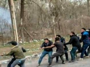 Φωτογραφία για Μετανάστες με τη βοήθεια Τούρκων προσπαθούν να ρίξουν τον φράχτη στον Έβρο! (vid) - Ελληνοτουρκικά